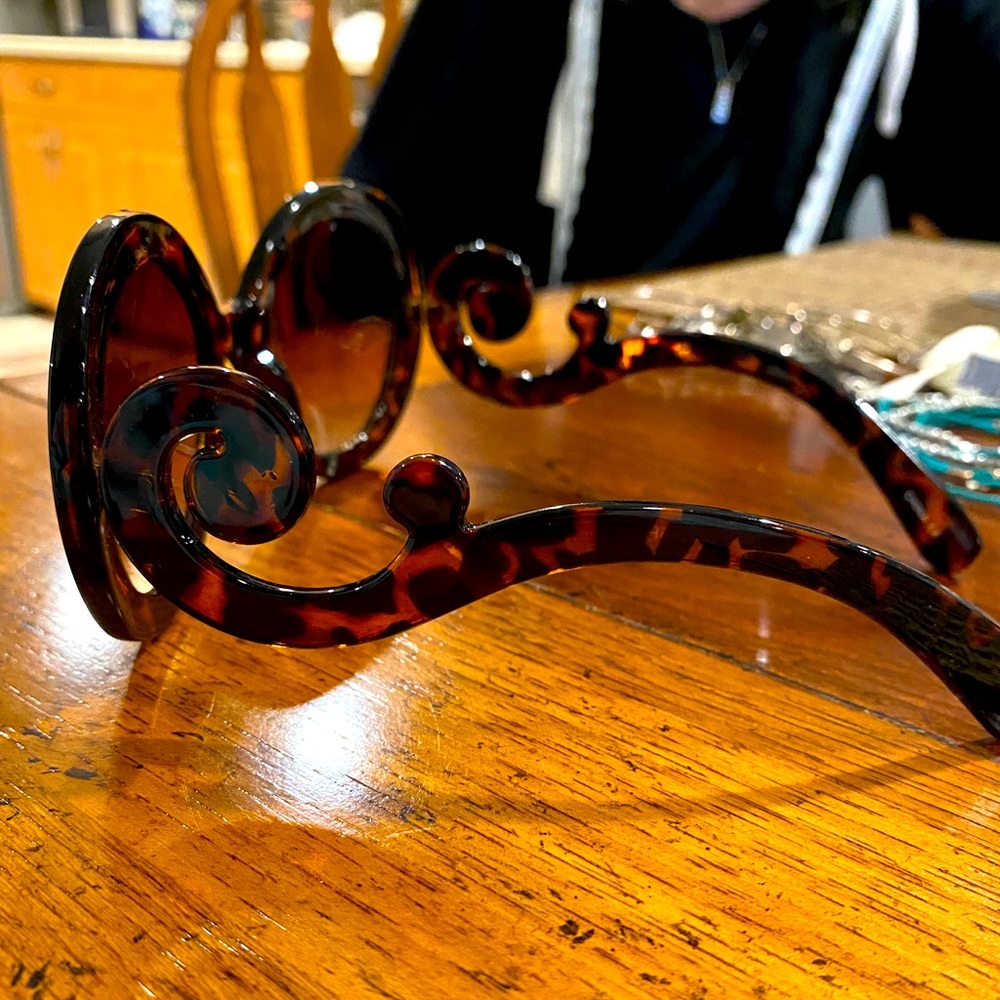 Round tortoise sunglasses with detailed sides